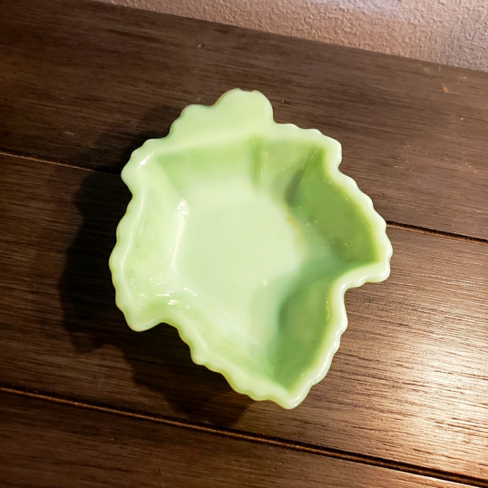 Vintage Jadeite Maple Leaf Dish.
